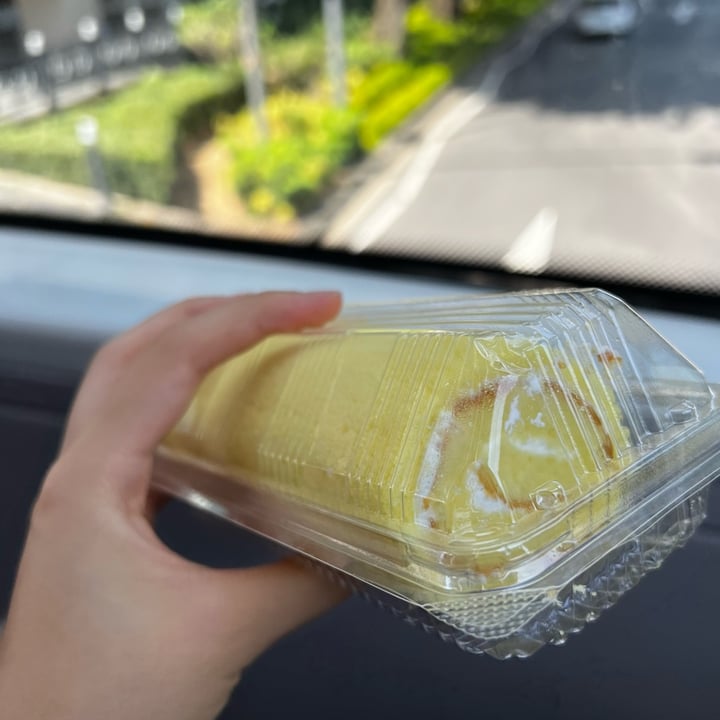 photo of M Bakery Vanilla Swiss Roll shared by @consciouscookieee on  26 Jan 2022 - review