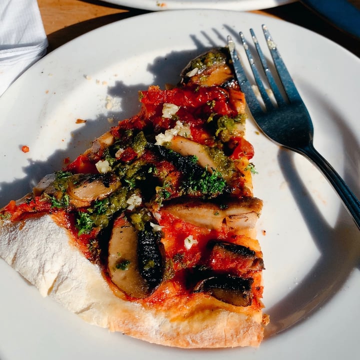 review photo of The Table Restaurant and Bar Sautéed Mushrooms, Sundried Tomatoes, Pesto & Parsley Pizza shared by @eliomoavero on 08 Sep 2021 - review