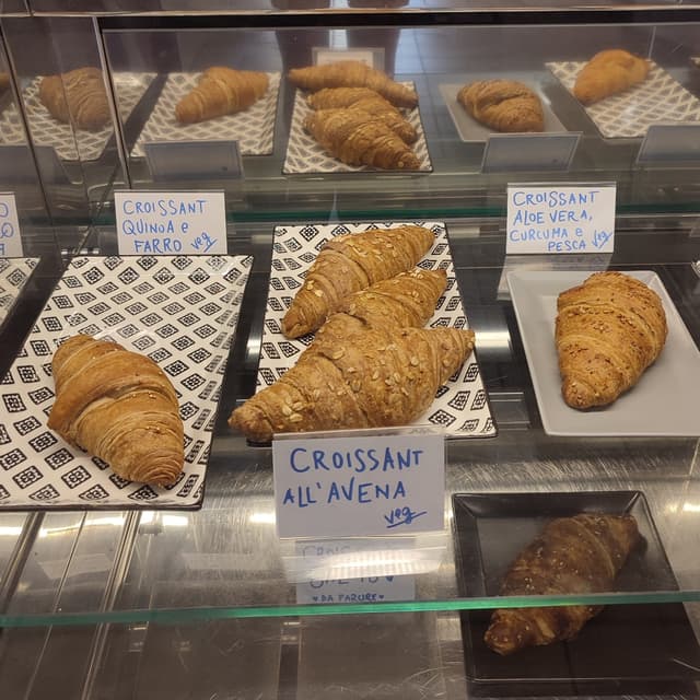 「Croissant aloe vera, curcuma e pesca」の料理の写真