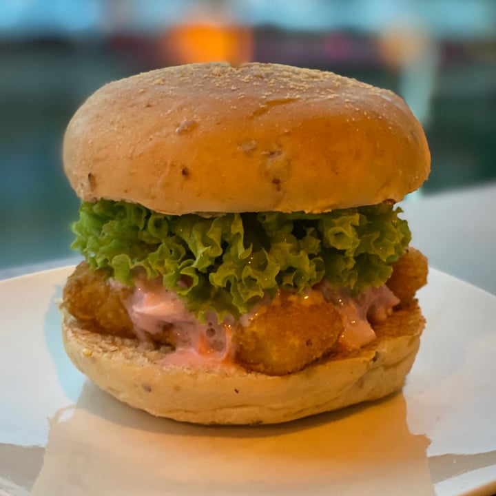 photo of nomVnom Bistro Fishless Slaw Burger shared by @biapol on  15 Oct 2020 - review