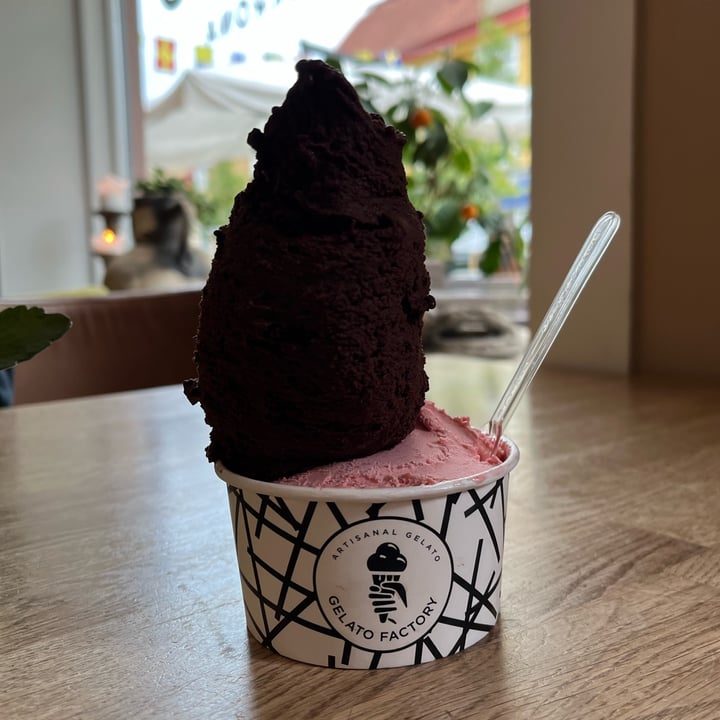 photo of Café Gelato Strawberry and chocolate vegan icecream shared by @giuliawally on  19 Jun 2022 - review
