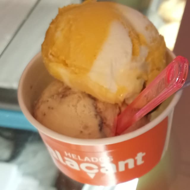 Photo of the dish “Helado de caramelo con salsa de chocolate”