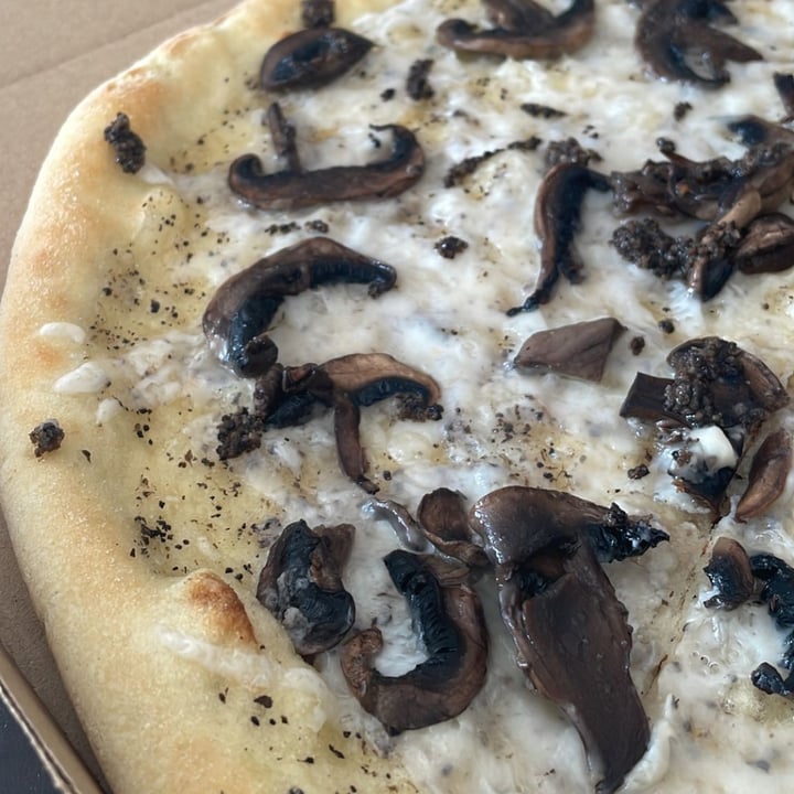 photo of Choose Ristorante Naturale Pizza tartufo shared by @trajkovskagutierrez on  27 Feb 2022 - review