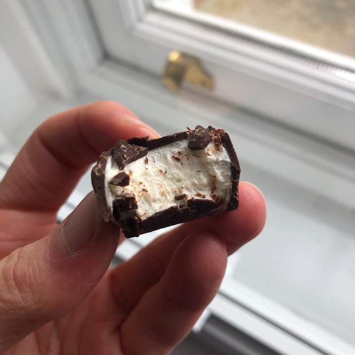 photo of Mallow puffs Vanilla Bean Mallows in Dark Chocolate shared by @yourlocalvegan on  13 Feb 2021 - review