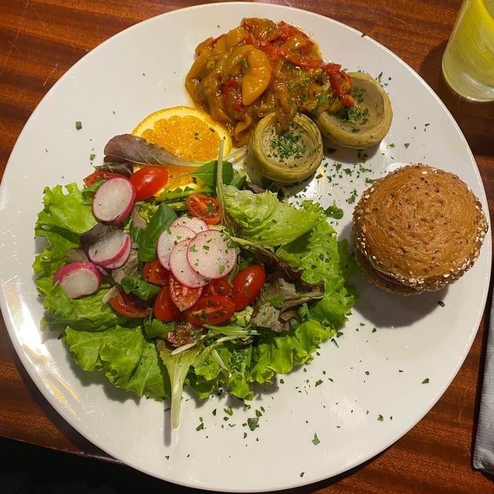 photo of Caconero Mini burger con peperonata e carciofi shared by @eliimanfrin on  15 Jun 2022 - review