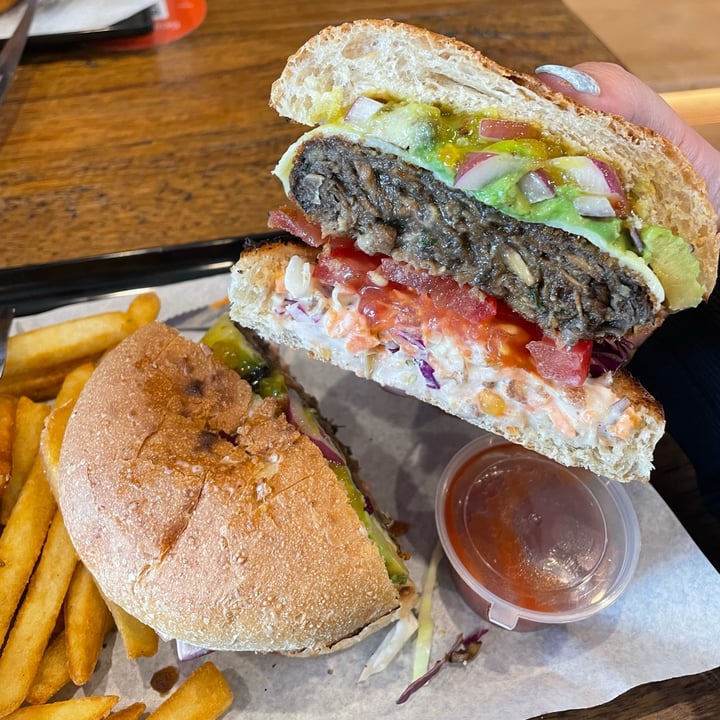 review photo of BurGrill Burgrill Veg Supreme Burger shared by @earthmamavegan on 29 Nov 2022 - review