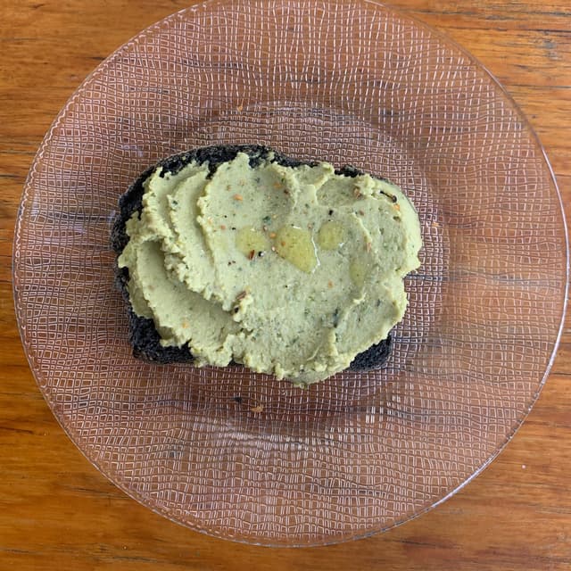 Foto do prato “Hummus De Chícharo En Pan Negro”