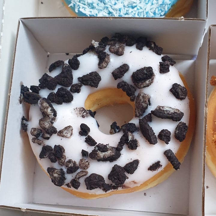 review photo of Dunkin’ Donuts Vanilla Oreo Ring shared by @janaplantpowered on 02 Oct 2021 - review