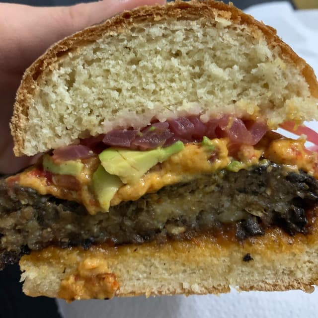 Photo of the dish “Hamburguesa de hongos con palta y zanahorias baby”