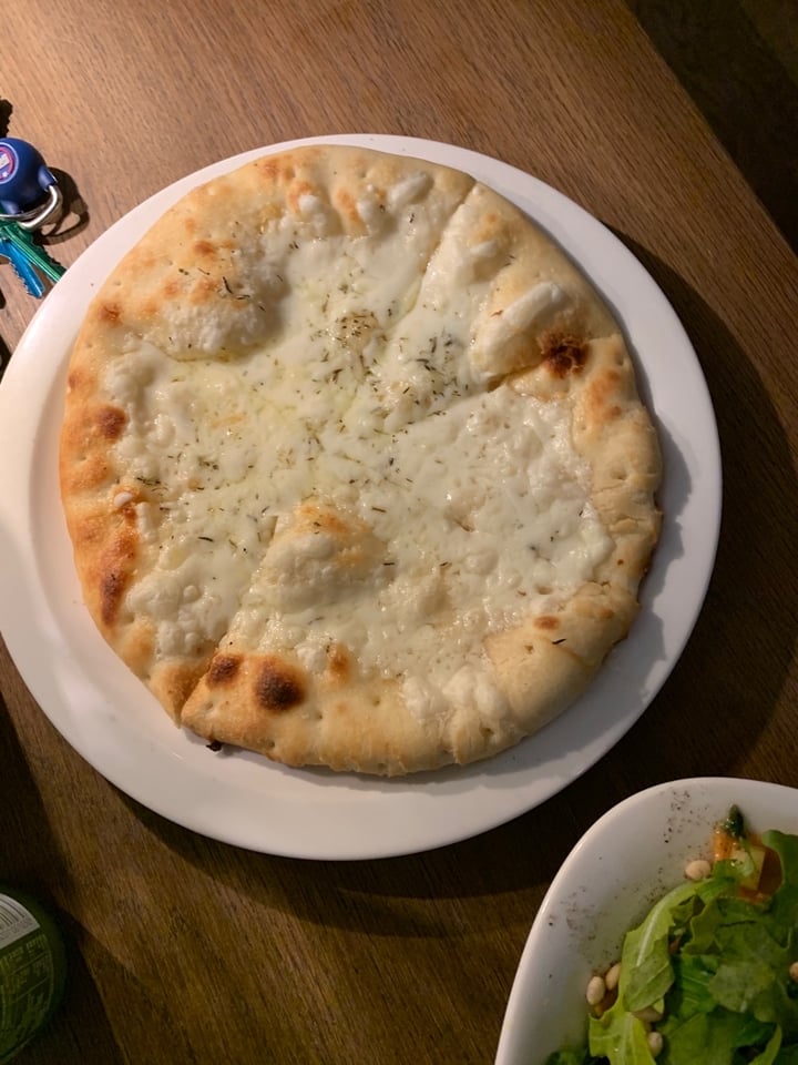 photo of Vapiano Garlic pizza with vegan mozzarella shared by @cecicasillastin on  17 Jan 2020 - review