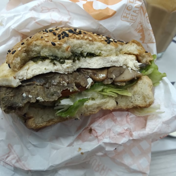 photo of Holy Plants Hamburguesa parrillera shared by @veganaenlima on  21 Sep 2022 - review