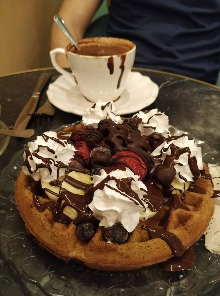 photo of Cafeteria Chocolatería Bombón - Malasaña Gofre Con Fruta Y Chocolate shared by @mimivi on  09 Nov 2019 - review