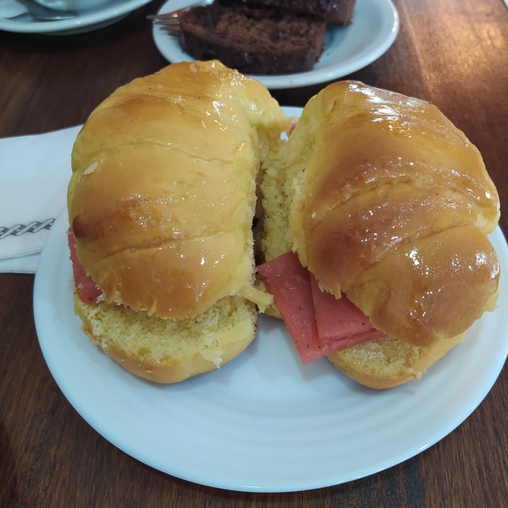 photo of Raymundo Café Vegan Medialuna de jamón y queso shared by @fabrizzio on  18 Sep 2022 - review