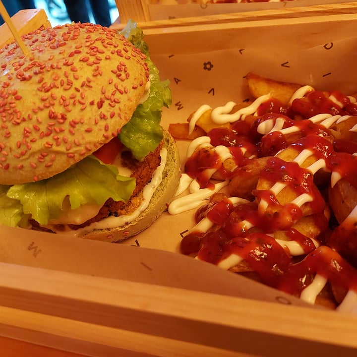 photo of Flower Burger Elf Burger LIMITED EDITION shared by @pablita87 on  04 Dec 2021 - review
