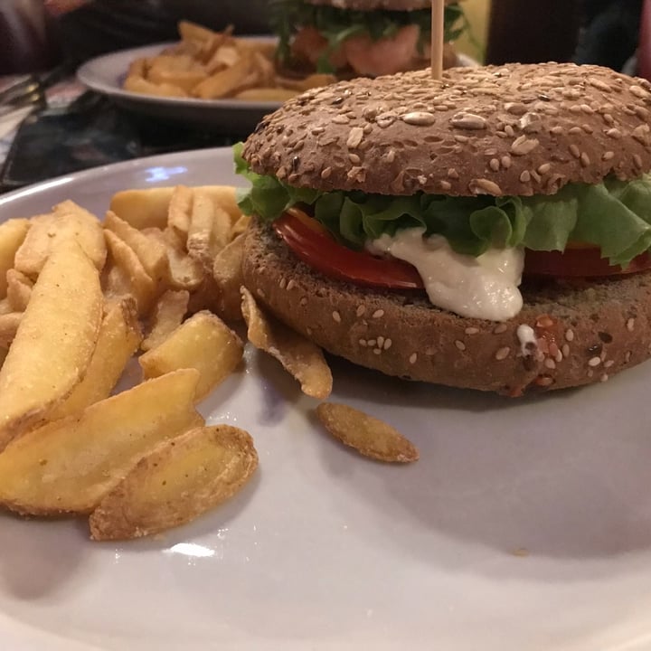 photo of The Millenium Autentico Irish Pub Original Guinness Deluxe burger beyond shared by @papaya on  04 Dec 2022 - review