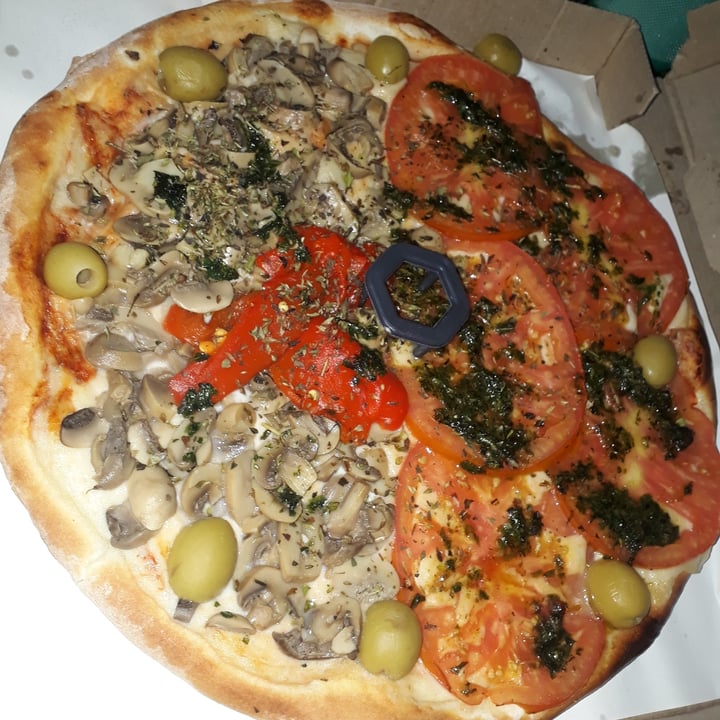 photo of Blondie Pizza mitad caprese, mitad champiñones shared by @minnievegana on  30 Apr 2020 - review