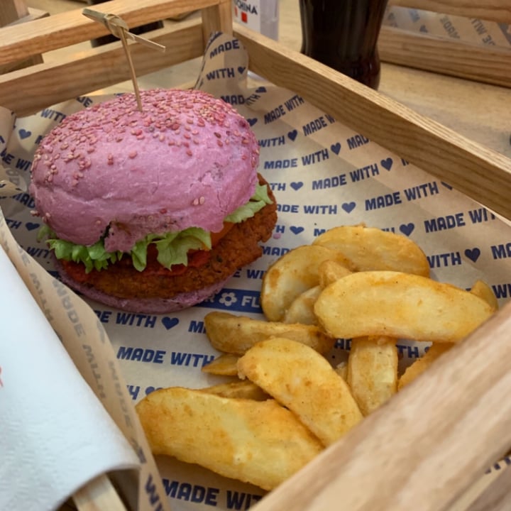 photo of Flower Burger Cherry Burger shared by @carlottaferrero on  26 Nov 2021 - review