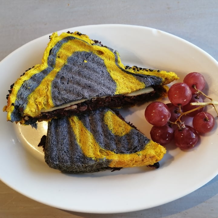 review photo of Célestine Café Grilled Cheese Faux-mage et végépâté shared by @sapio on 10 Nov 2021 - review
