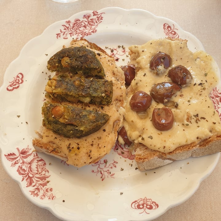 photo of sullaluna Crostini Vegani: Hummus E Olive, Crema Di Lenticchie E Falafel shared by @dantr on  21 Aug 2020 - review
