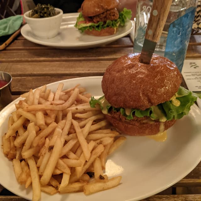 Photo du plat “Fried Chick’N Sandwich with honey mustard”