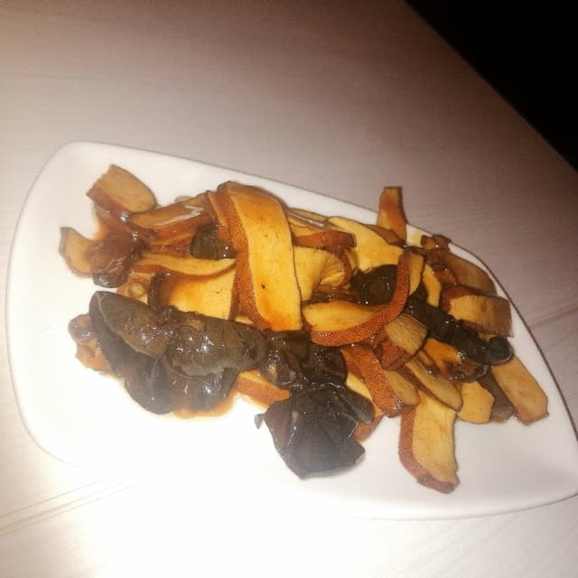 「Tofu Disidratato Con Misto Di Funghi」の料理の写真