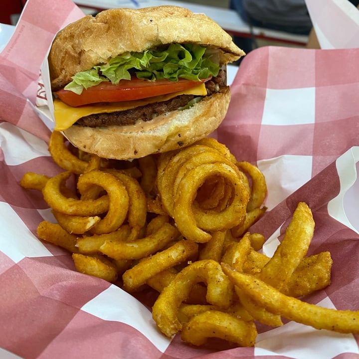 photo of Goyo’s Plant-Based Burgers Roma Hamburguesa sencilla shared by @ivettnava on  14 Jul 2021 - review