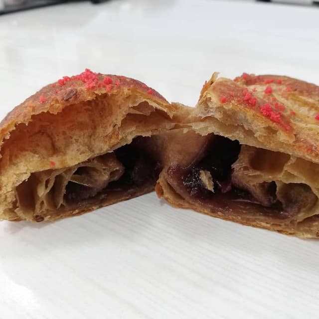 Photo of the dish “Croissant con mermelada”