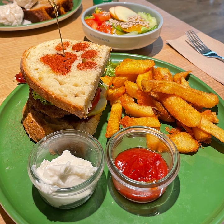 photo of Katzentempel Leipzig Burger del gato shared by @carlottaphilomena on  07 Aug 2022 - review