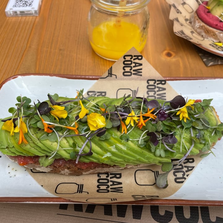review photo of Rawcoco Green Bar Valencia Avocado (vg) Schwarzbrot, Tomate, Avocado, Olivenöl und geröstetem sesam shared by @kex on 17 Oct 2021 - review