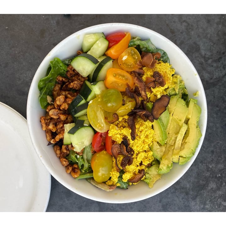 photo of City O' City Avocado Club Salad shared by @hungrycaterpillar on  01 Feb 2022 - review