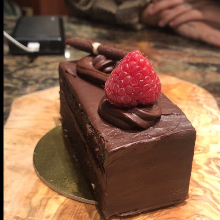 review photo of Urth Caffé Vegan Chocolate Cake shared by @itsbanana on 05 Sep 2020 - review