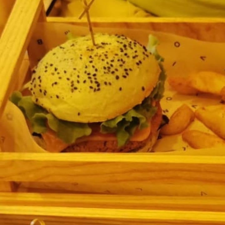 photo of Flower Burger Jungle burger shared by @patti95 on  14 Dec 2021 - review