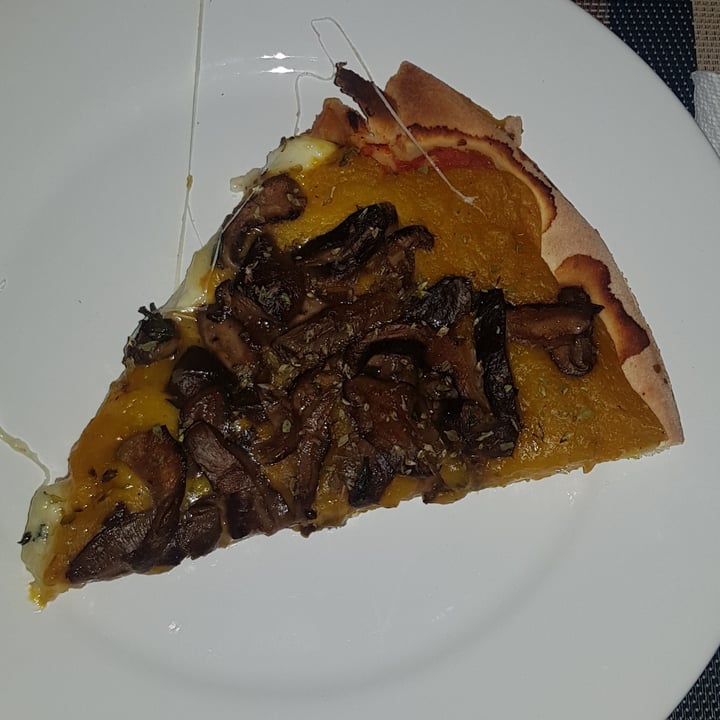 photo of Via Luce Pizza De Shitake Com Queijo Veg shared by @lucianabsz on  23 Jul 2022 - review