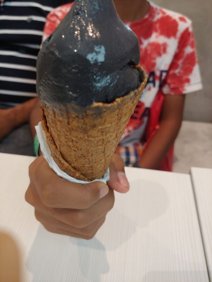 review photo of Kind Kones Charcoal Vanilla Ice Cream shared by @veganfoodieomgopnik on 13 Jun 2019 - review
