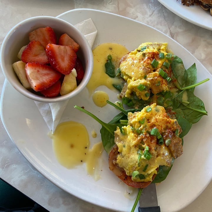 review photo of Silver Diner Just Egg Benefit (Vegan scrambled "eggs", smoky tempeh "bacon", baby spinach, house roasted tomatoes, vegan cheese sauce, sourdough toast, fresh strawberries & fruit.) shared by @kailanin on 27 Dec 2021 - review