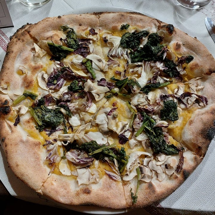review photo of Pizzeria cuore e sapore Pizza con crema di zucca, funghi, radicchio e broccoletti shared by @nemeton on 06 Nov 2022 - review