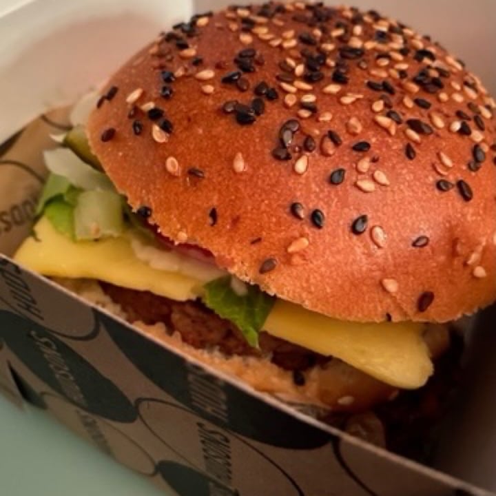 photo of Hudsons The Burger Joint (Gardens) Vegan Infinity Burger shared by @laurennamer on  25 May 2020 - review