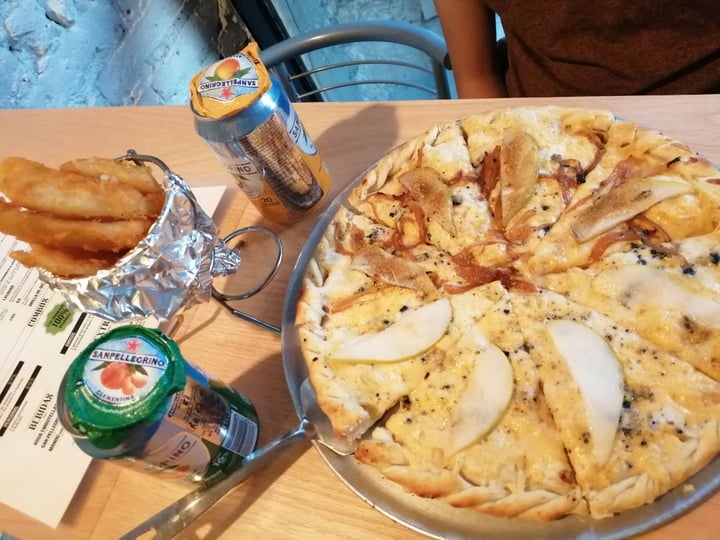review photo of Veggino's Pizza Pizza De Cuatro Quesos Con Pera shared by @andyveggy on 01 Dec 2019 - review
