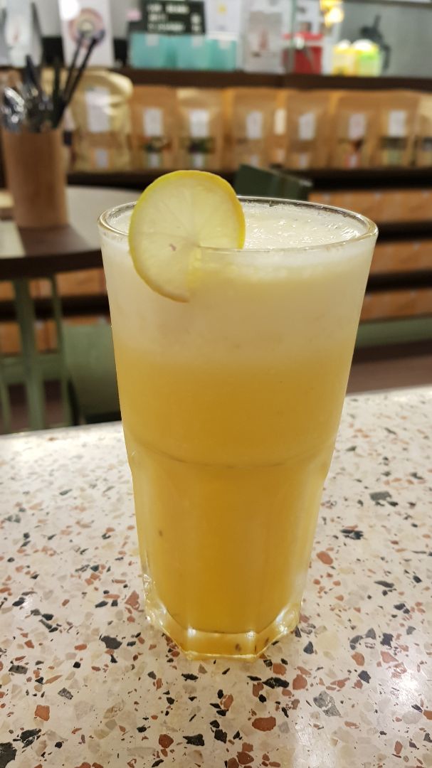 review photo of Burgreens Bandung Turmeric Twisted Smoothies shared by @irawanjohan on 07 Dec 2019 - review
