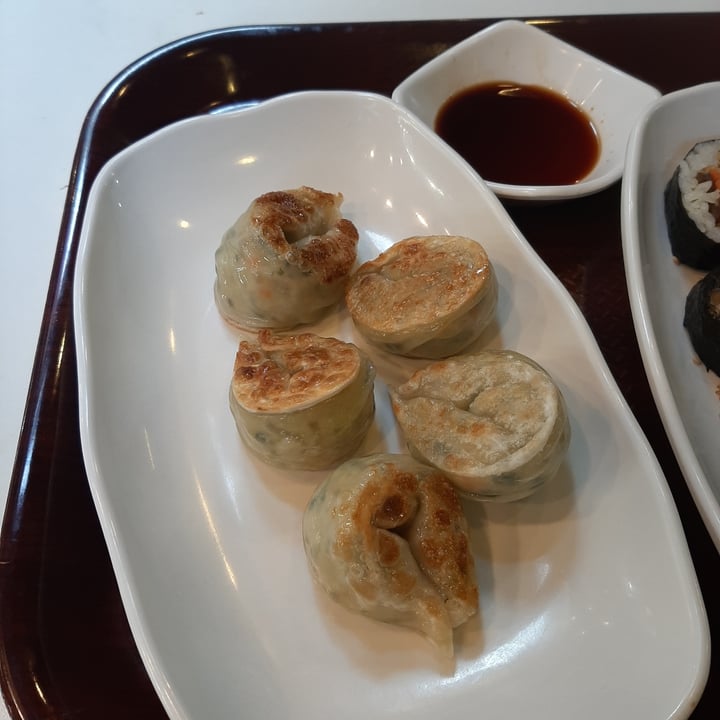 photo of Maru JaYeonSik Kimbap Fried dumplings shared by @maiaceto on  16 Nov 2022 - review