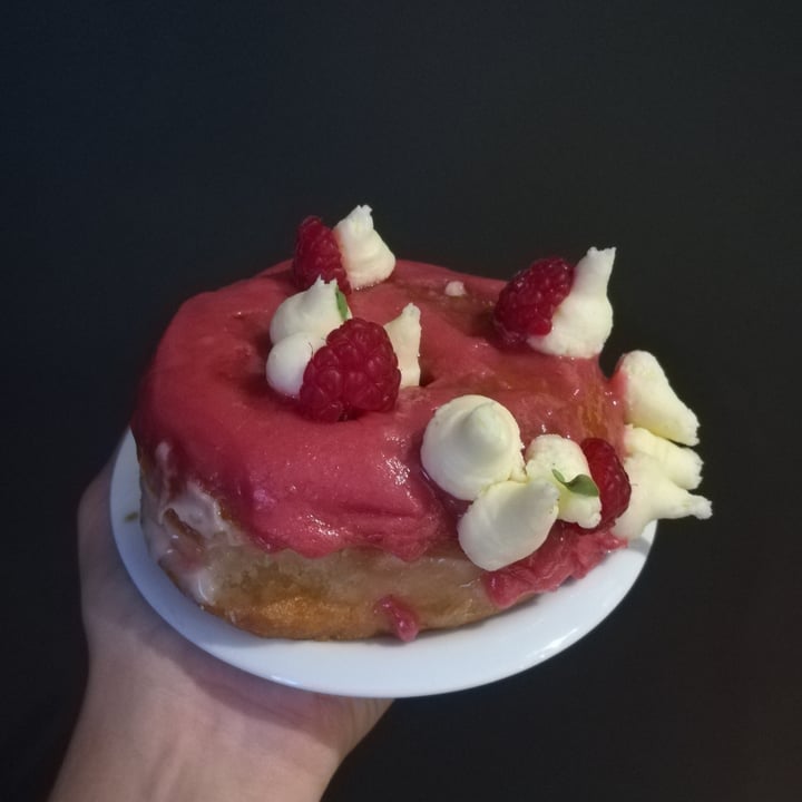 photo of Scoop 'n Dough Raspberry Donut shared by @juliastepanenko on  13 Mar 2022 - review