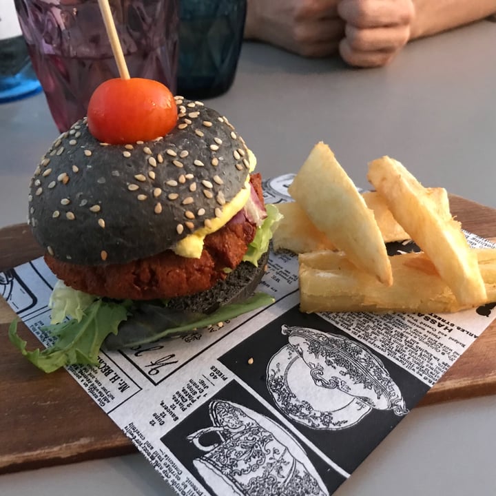 photo of Maricastaña Hamburguesa Vegana Con Yuga shared by @fcastep on  18 Sep 2020 - review