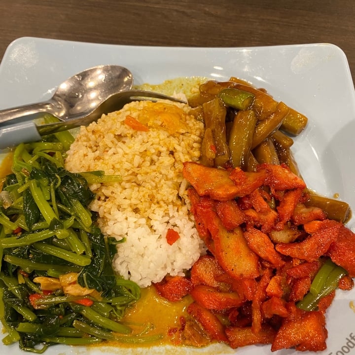 photo of NTUC Foodfare - Sembawang MRT (Food Court) Vegetarian mixed rice shared by @yanxiangg on  20 Feb 2021 - review