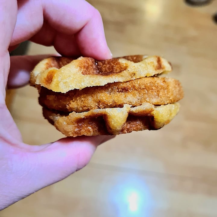 photo of Alpha Foods Plant-Based Breakfast Sandwich Chik’n & Maple Waffle shared by @sofihuasteca on  03 Dec 2022 - review
