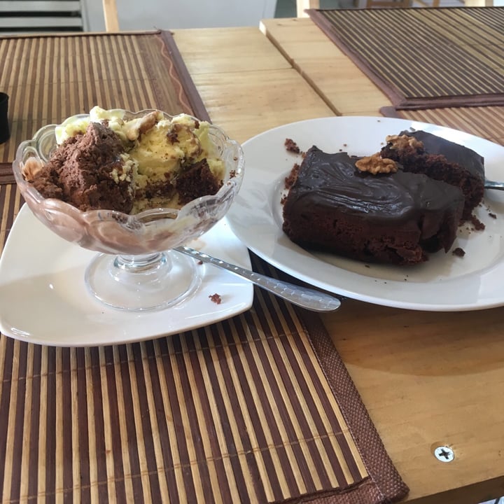 review photo of Artemisa Café Bronwnie Vegano Y Helado De Pie De Limón Con Chocolate Suizo Vegano shared by @vivianaleon on 03 Dec 2019 - review