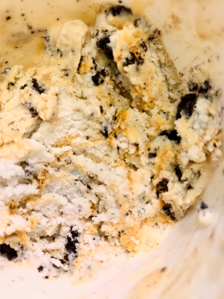 photo of Van Leeuwen Ice Cream Cookies & Cream Caramel Swirl shared by @hugemittons on  03 Nov 2019 - review