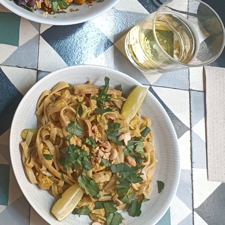 review photo of Vega Pad Thai con fideos de arroz, tofu ahumado, salsa de coco y tamarindo, cacahuetes tostados y cilantro shared by @grumpyvegan on 24 Feb 2022 - review