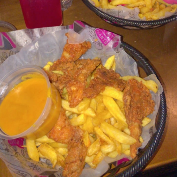 photo of Lado V Nuggets con salsa tártara y papas fritas shared by @vegankity on  12 Aug 2021 - review
