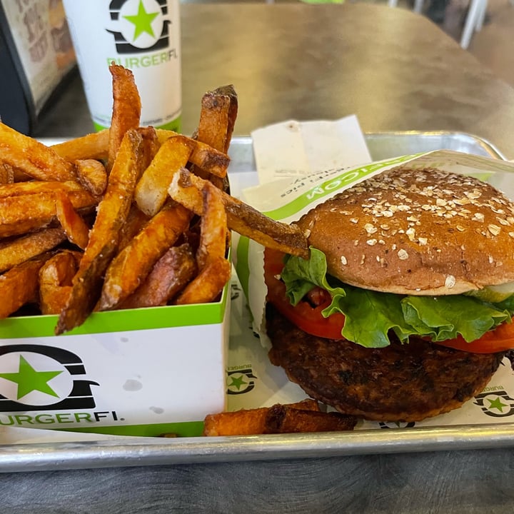 photo of BurgerFi Vegan Beyond Burger shared by @greenjolene on  14 Dec 2021 - review