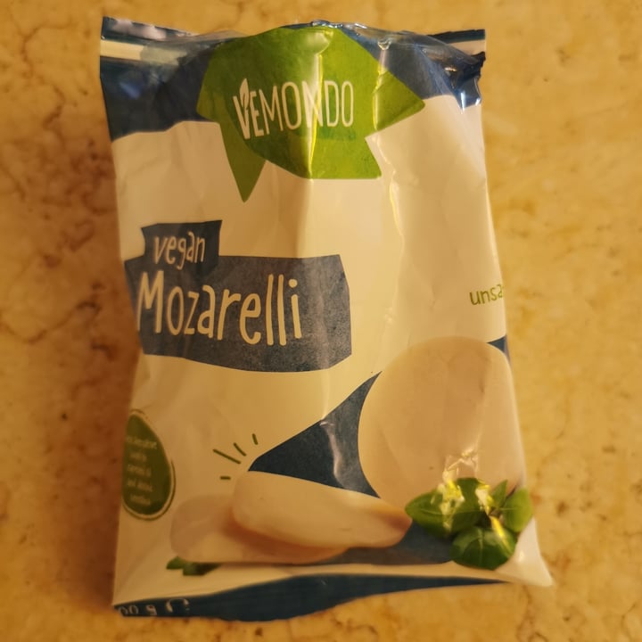 photo of Vemondo Vegan Mozarelli shared by @lasavo on  22 Jan 2022 - review